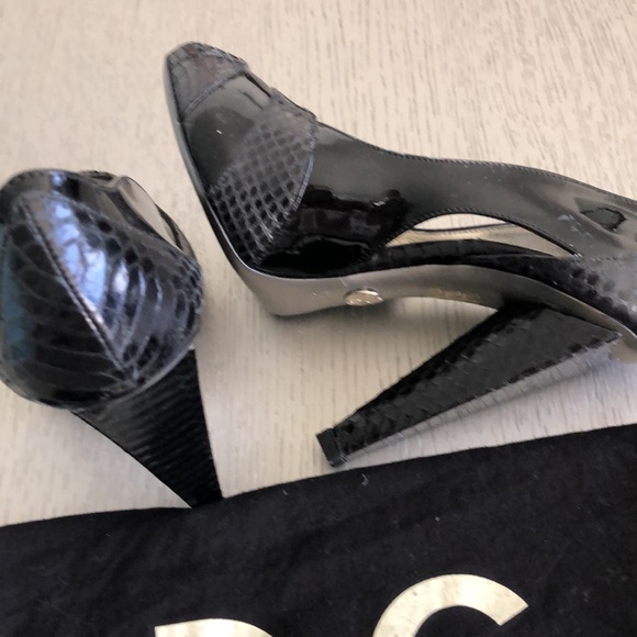 Dolce & gabbana snake pantent black pumps size 6